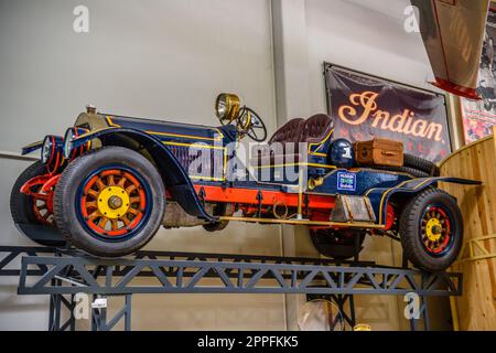 SINSHEIM, DEUTSCHLAND - MAI 2022: Blauroter amerikanischer LaFrance Feuersalamander Stockfoto