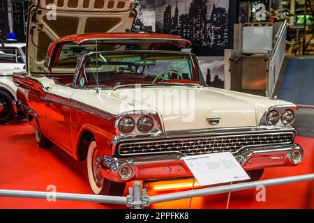 SINSHEIM, DEUTSCHLAND - MAI 2022: Weiß-roter Cabrio Ford Skyliner Cabrio Stockfoto