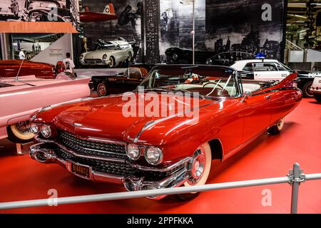 SINSHEIM, DEUTSCHLAND - MAI 2022: Roter Cabrio Cadillac Eldorado Biarritz Stockfoto