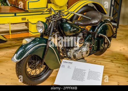 SINSHEIM, DEUTSCHLAND - MAI 2022: Dunkelgrüner Motorrad-Indianer-Häuptling Stockfoto