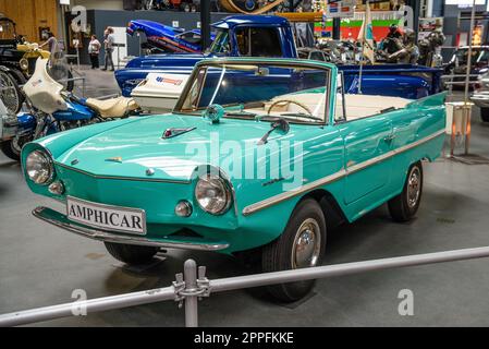 SINSHEIM, DEUTSCHLAND - MAI 2022: Cabrio Amphicar mit grüner Minze Stockfoto