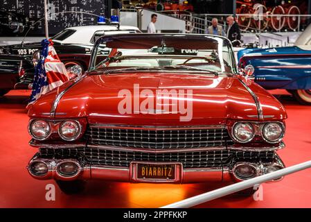 SINSHEIM, DEUTSCHLAND - MAI 2022: Roter Cabrio Cadillac Eldorado Biarr Stockfoto