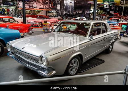 SINSHEIM, DEUTSCHLAND - MAI 2022: White Dodge Dart 3. Generation Stockfoto