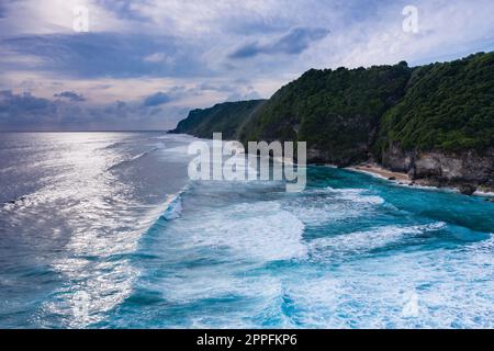 Klippen am Strand von Melasti in Südbali in Indonesien Stockfoto