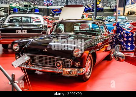 SINSHEIM, DEUTSCHLAND - MAI 2022: Black Ford Thunderbird 1. Generation Stockfoto