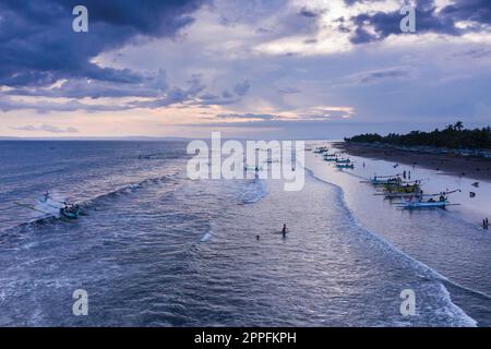 Strand von Perancak mit Fischerbooten in West Bali Indonesien Stockfoto