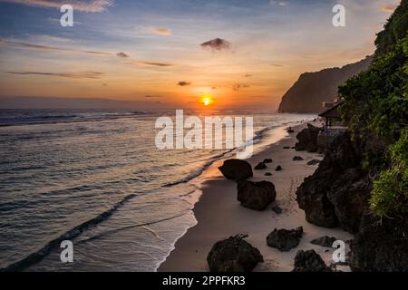 Sonnenuntergang über dem Strand von Melasti in Südbali in Indonesien Stockfoto
