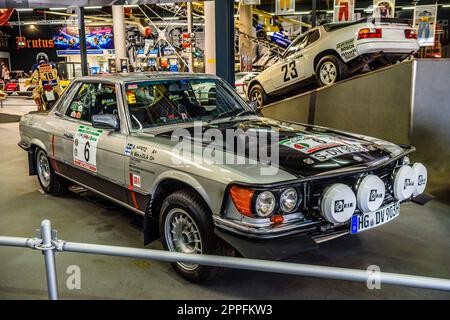 SINSHEIM, DEUTSCHLAND - MAI 2022: Silberner Mercedes-Benz 450 SLC 5,0 1 Stockfoto