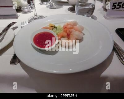 Die Garnelen zum Abendessen auf dem abstrakten Kreuzfahrtschiff Stockfoto