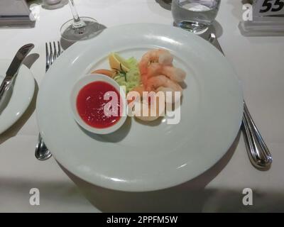 Die Garnelen zum Abendessen auf dem abstrakten Kreuzfahrtschiff Stockfoto