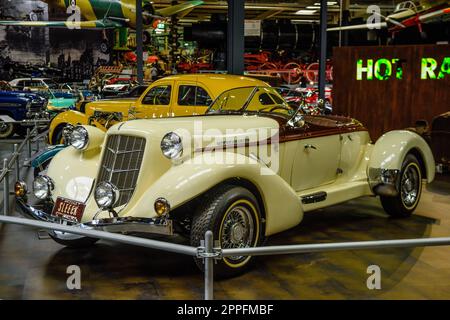 SINSHEIM, DEUTSCHLAND - MAI 2022: Beige elfenbeinfarbene auburn Cabrio Replica 30er Stockfoto