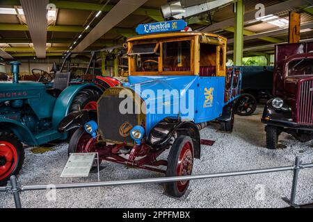 SINSHEIM, DEUTSCHLAND - MAI 2022: Blue Beer Transporter Truck Vomag Stockfoto