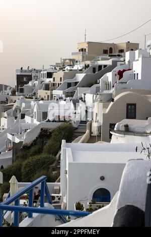 Weiß getünchte Häuser mit Terrassen und Pools und einer schönen Aussicht in Imerovigli auf Santorini Stockfoto