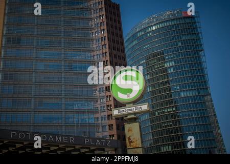 Blick auf das S-Bahnschild Potsdamer Platz in Berlin Stockfoto