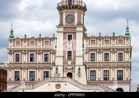Blick auf die Fassade des Rathauses aus dem 16. Jahrhundert auf dem Hauptplatz in Zamosc, Polen Stockfoto