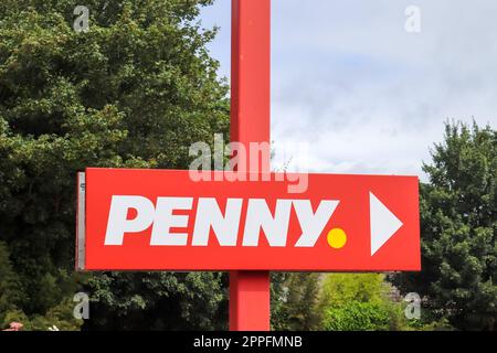 Nortorf, Deutschland - 07. Juli 2022: Rotes Logo des großen Supermarkts Penny. Stockfoto