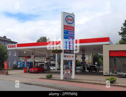 Kiel, Deutschland - 07. Juli 2022: Eine Esso-Tankstelle an einem sonnigen Tag. Stockfoto