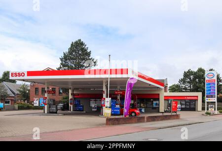 Kiel, Deutschland - 07. Juli 2022: Eine Esso-Tankstelle an einem sonnigen Tag. Stockfoto