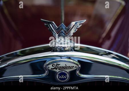 BERLIN - 18. JUNI 2022: Emblem eines Retro-Autos Wanderer W11 Landaulet, 1929. Classic Days Berlin. Stockfoto