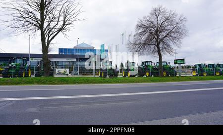 Die leistungsstarken Traktoren im John Deer Store in Breslau, Polen Stockfoto