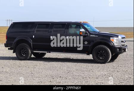 Jokulsarlon, Island - 23. Juni 2022: Seitenansicht eines riesigen schwarzen Ford F350 supertruck auf einem Parkplatz. Stockfoto