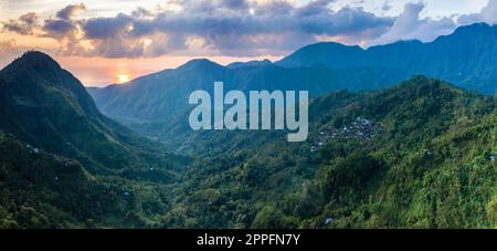 Bergpanorama bei Sonnenaufgang in Ostbali in Indonesien Stockfoto