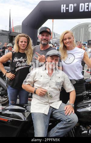 Till Demtroeder, Miriam Hoeller, Simon BÃ¶er, Julia Dorny, Harley Days Beginn der Parade vom Großneumarkt, Hamburg, 26.06.2022 Stockfoto