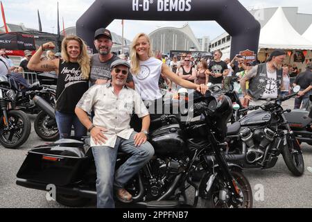 Till Demtroeder, Miriam Hoeller, Simon BÃ¶er, Julia Dorny, Harley Days Beginn der Parade vom Großneumarkt, Hamburg, 26.06.2022 Stockfoto