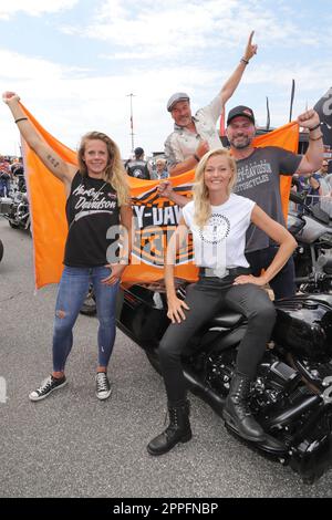 Till Demtroeder, Miriam Hoeller, Simon BÃ¶er, Julia Dorny, Harley Days Beginn der Parade vom Großneumarkt, Hamburg, 26.06.2022 Stockfoto