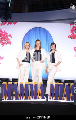 Jennifer van Brenk, Anna Thoren, Franziska Lessing, Vorstellung der neuen Besetzung zur Wiederbelebung der Mamma Mia nach 20 Jahren in Hamburg, Theater Neue Flora, Hamburg, 29.06.2022 Stockfoto