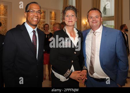 f.l. Darion Akins (Konsul General USA), Simone Gawlik (Steinway & Sons), Markus Haacke (Haacke Object Control) Steinway & Sons 'Masterpieces 8x8', Hotel Atlantic, Hamburg, 24.06.2022 Stockfoto