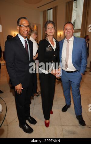 f.l. Darion Akins (Konsul General USA), Simone Gawlik (Steinway & Sons), Markus Haacke (Haacke Object Control) Steinway & Sons 'Masterpieces 8x8', Hotel Atlantic, Hamburg, 24.06.2022 Stockfoto