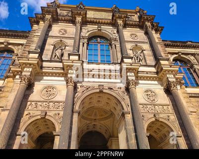 Drei Steinbögen als Teil des Eingangs zum Zwinger Museumskomplex mit barocken Ornamenten, Vintage-Dekorationen, Skulpturen mythischer Figuren im alten romanischen Stil Stockfoto