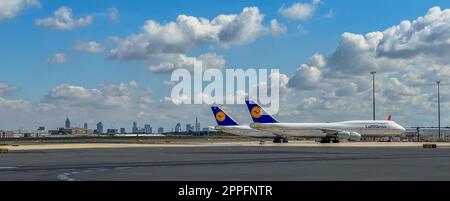 südseite des Frankfurter Flughafens Neue Schürze am Terminal 3 (Building the Future) mit der Lufthansa Boeing 747 vor dem Hotel und der Skyline von Frankfurt am Main im Hintergrund Stockfoto