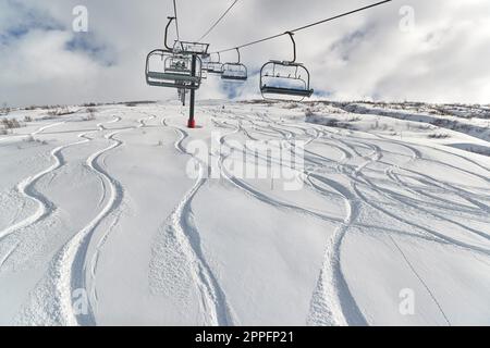 Skipiste mit frischen Kurven, Tiefschnee Stockfoto