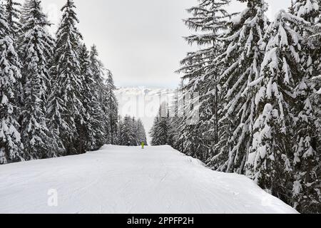 Winter Snowy Mountain Road Landschaft Stockfoto
