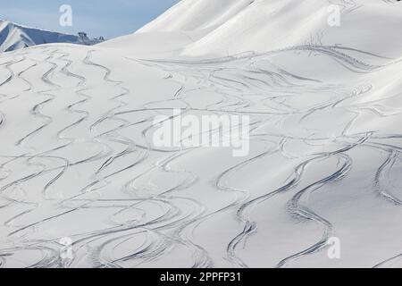 Skipiste mit frischen Kurven Stockfoto