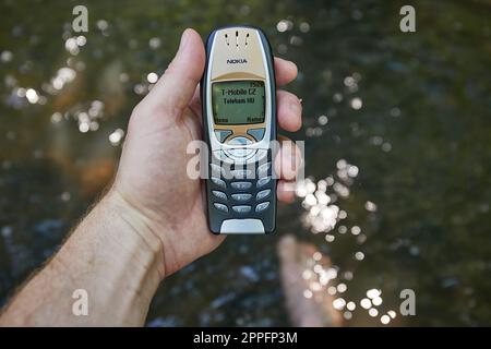 Altes Nokia-Mobiltelefon im Freien Stockfoto