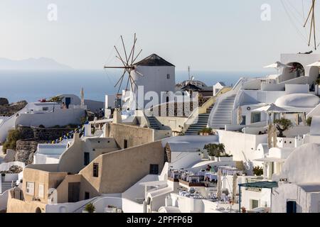Weiß getünchte Häuser und Windmühlen in Oia auf Santorini, Kykladen, Griechenland Stockfoto