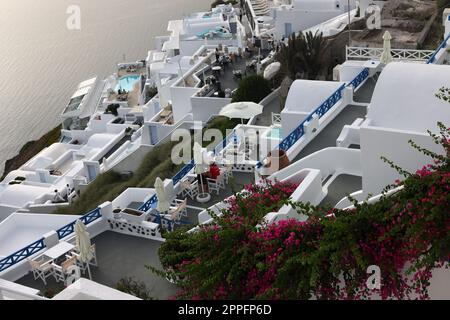 Weiß getünchte Häuser mit Terrassen und Pools und einer schönen Aussicht in Imerovigli auf Santorini Stockfoto