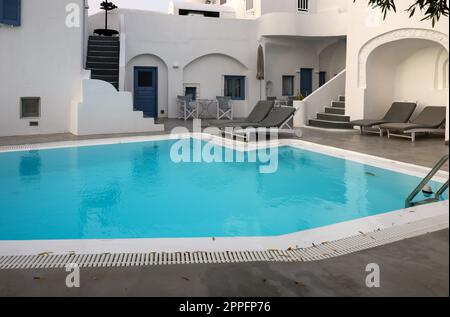 Weiß getünchte Häuser mit Terrassen und Pools und einem schönen Blick in Imerovigli auf der Insel Santorini Stockfoto