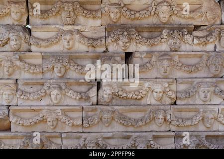 Friesen, die verschiedene Götter, Göttinnen und Porträtköpfe in Aphrodisias, Türkei, darstellen Stockfoto