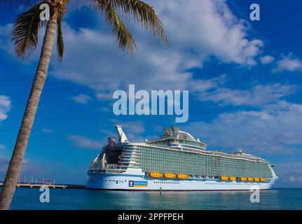 Coco Cay, Bahamas - 29. April 2022: Symphonie der Meere ist das größte Kreuzfahrtschiff Stockfoto