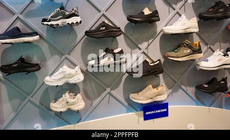 Kiyv, Ukraine - 30. August 2020: Skechers Schuhe im Shop im Einkaufszentrum. Stockfoto