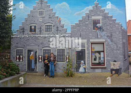 Zierikzee, Zeeland, Niederlande , August 27. 2020 - kunstvolles Wandbild auf Plein Montmaertre mit zwei Kindern vor dem Hotel Stockfoto
