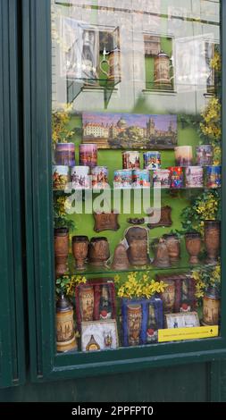 Prag, Tschechische Republik - 11. Mai 2022: Die Tür zum Souvenirladen in Prag, Tschechische Republik Stockfoto