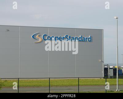 Sremska Mitrovica, Serbien, 30. April 2021, Fabrikgebäude von Cooper-Standard Holdings Inc. Modernes Produktionsgebäude. Hersteller von Dichtungen, Kraftstoff- und Bremssystemen, Flüssigkeitsübertragungssystemen für Fahrzeuge Stockfoto