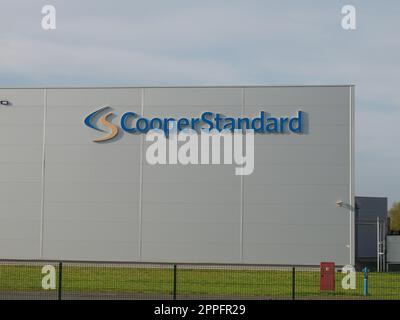 Sremska Mitrovica, Serbien, 30. April 2021, Fabrikgebäude von Cooper-Standard Holdings Inc. Modernes Produktionsgebäude. Hersteller von Dichtungen, Kraftstoff- und Bremssystemen, Flüssigkeitsübertragungssystemen für Fahrzeuge Stockfoto