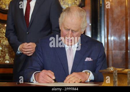 König Karl III., Staatsbesuch in Hamburg, 31.03.2023, Eintrag im goldenen Buch Stockfoto