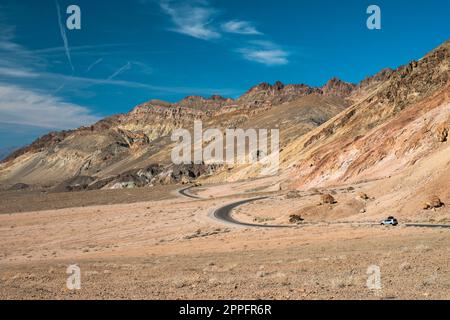 Umkehrstraße zwischen Wüste und Bergen im Death Valley NP Stockfoto